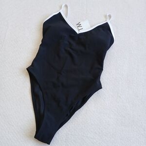 wilo ♡ 1pc vneck contrast swim suit black, white trim ribbed small padded